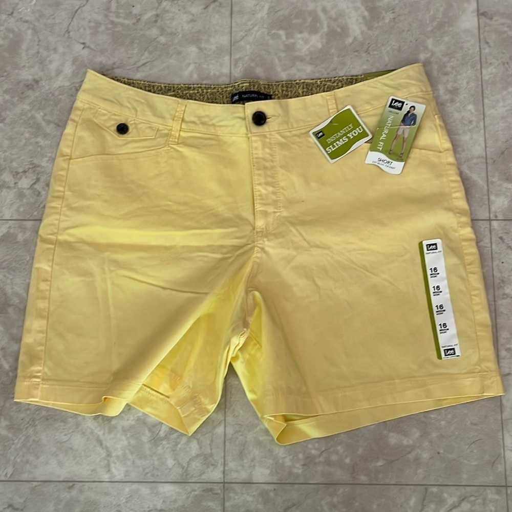 🆕 Lee Natural Fit Yellow Shorts 16
